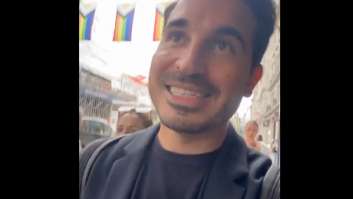 El escritor Javier Castillo se graba mientras pasea por Londres y un tuitero se fija en lo que ocurre detrás de él