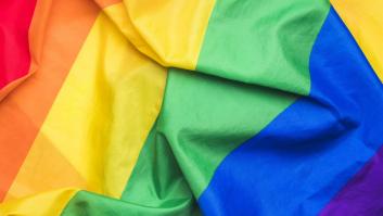 Izquierda Unida acusa al Ayuntamiento de Sevilla de enviar policías por una bandera LGTBI en su caseta