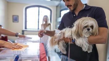 La suspensión de trenes en Valencia rompe la calma de un 23J con récord, sustos y brillo