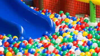 Multón a un parque de bolas infantil por una foto inapropiada