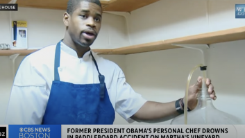 Muere ahogado el chef de los Obama mientras practicaba paddle surf