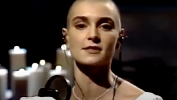 El día que Sinéad O'Connor rompió una foto del Papa y dejó muda a la televisión