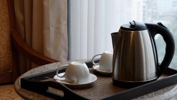 Pide un hervidor para hacerse un plato de pasta en su habitación de hotel y sale (muy) mal