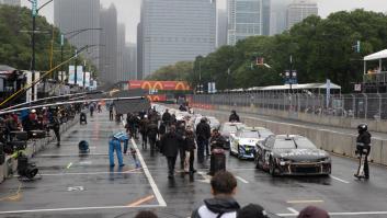 Enseña muy sorprendido el "raro" cartel que ha encontrado en una carretera de Chicago