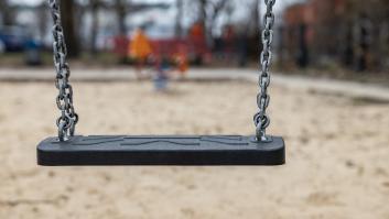 Dos padres se lían a puñetazo limpio y a palos por... el turno de un columpio en un parque