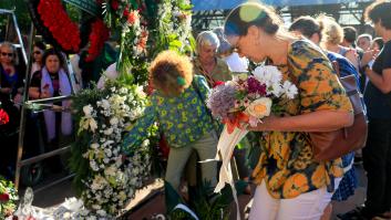 Decenas de 'náufragos' despiden a Ramón Lobo en el cementerio de la Almudena de Madrid