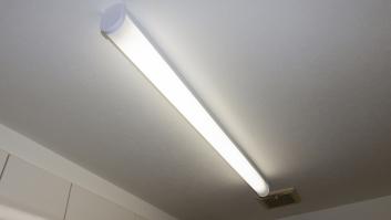 Europa prohíbe dos lámparas de baño muy usadas en España: esto es lo que contenían