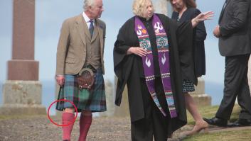 Algunos se han fijado en lo que Carlos III lleva debajo del calcetín: sí, es lo que parece