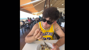 Prueba el pescado por primer vez en su vida y la reacción es contundente