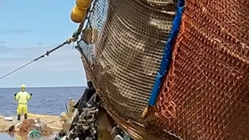 Sacan del océano una 'lengua de plástico' de más de 11.000 kilos