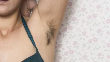 Trabajadora de un chiringuito denuncia que la han echado "por tener pelo en las axilas"