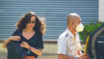 Silvia Bronchalo, en silencio y desolada, visita a su hijo Daniel Sancho en Tailandia