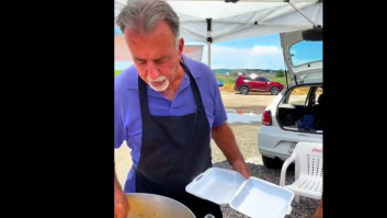 Este cocinero mexicano monta un gran revuelo con la paella valenciana que ha hecho