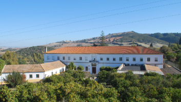 Un bosque-isla entre paneles solares da uno de los mejores jamones ibéricos de bellota