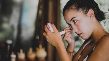 Bañarse con lentillas facilita la 'urbanización de microbios' inmortales