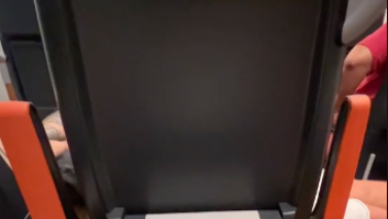 Lo que ha presenciado en un AVLO a Madrid es de ver y no creer: el colmo de la mala educación