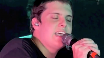 El hijo de Iván Ferreiro debuta en directo y recuerda a su padre hace veinte años