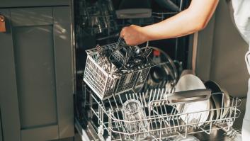 Este es el truco que usan los restaurantes que puedes hacer en casa para tener una vajilla brillante