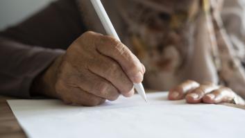 Un alumno de 80 años recoge firmas para que la UNED no prescinda de su profesora por ser mayor de 70 años