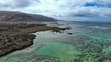La playa idílica con aguas turquesas y piscinas para los pequeños está en España