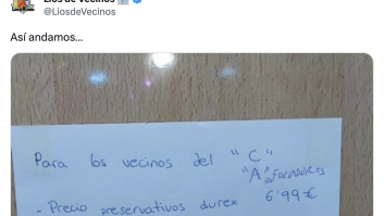 Dejan un cartel para los vecinos "folladores" con una postdata que es para ponerle un marco