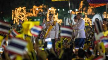 El Rey de Tailandia sorprende a sus ciudadanos con una rebaja de condena
