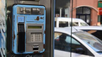 Emociona a todos al contar lo que haría si se pudiese llamar desde una cabina telefónica como esta