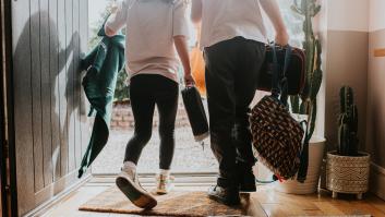 Los pediatras actualizan la edad en la que un niño puede ir solo al colegio