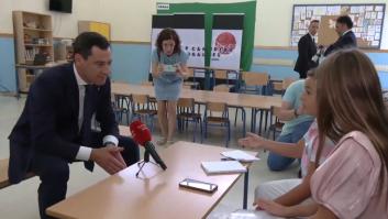 Moreno Bonilla no sabe dónde meterse al escuchar las 'inocentes' preguntas de dos niños: "¿Es verdad que...?"