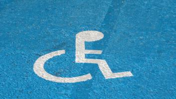 Aparca en un paso para personas con discapacidad y lo que hace un usuario provoca un enorme debate