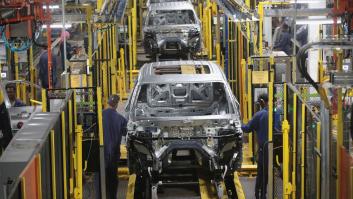 Miles de trabajadores de GM, Ford y Stellantis se declaran en huelga en EEUU