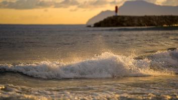 El curioso peldaño del ayuntamiento desde el que se mide el nivel del mar en la Península