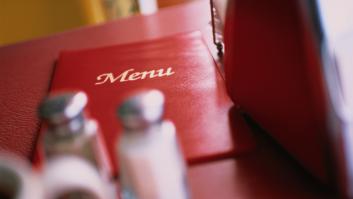 La Policía Nacional avisa: si haces esto en un restaurante puede ser delito (y muchos lo han hecho)