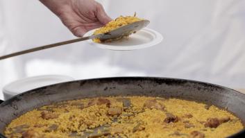 El simple e innovador invento español para llevar paellas sin quemarse que ganó un concurso mundial