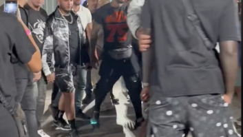 Omar Montes está a punto de entrar a un concierto, ve quién viene y lo para todo para atenderlos