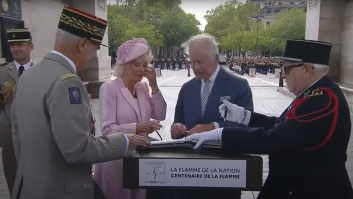 Carlos III tiene que firmar en un libro y ojo a lo que pasa: lo suyo con los bolis ya es de leyenda