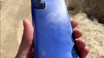 Se encuentra un teléfono en el campo, llaman a la mujer del dueño y todo lo que pasa después es oro