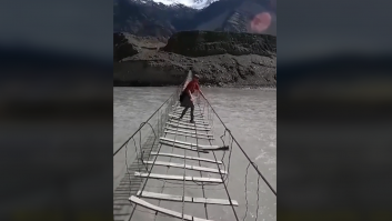 Cruza "el puente colgante más peligroso del mundo": da miedo solo verlo