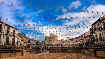 Un pueblito de Segovia empieza a ganar turistas por el particular color de su castillo