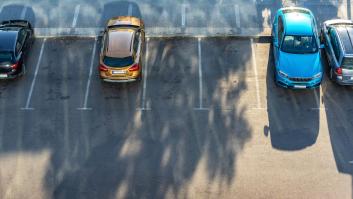 Ojo cuando aparques así tu coche, en batería: la Policía Nacional advierte de lo que puede pasarte