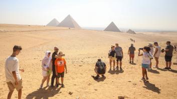 Visita Egipto, muestra el ascensor en el que ha tenido que subir y lanza esta pregunta