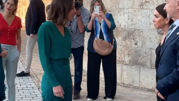 Una experta en comunicación no verbal resalta este detalle del (no) saludo entre Montero y una de Vox