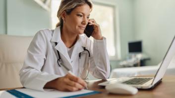 Una sanitaria da las buenas tardes a una paciente a las 8.05 y lo que ocurre triunfa en Twitter