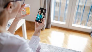 Recordatorios para tomar medicinas y sensor de caídas, la nueva teleasistencia que llega a Madrid