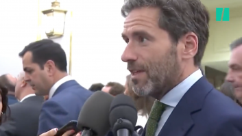 Borja Sémper está atendiendo a la prensa, pasa este político por detrás y todo se van con él