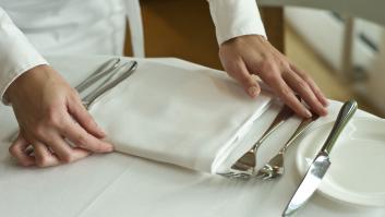 Un experto en seguridad alimentaria avisa: la señal que debe hacerte abandonar un restaurante YA