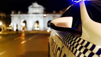 La policía ayuda a un conductor a cambiar la rueda y termina en comisaría
