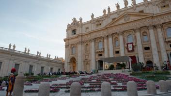 Graba lo que hay en plena puerta de la basílica del Vaticano y (casi) es pura ciencia ficción