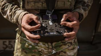 Drones de aficionados convertidos en armas que penetran un metro de hormigón: la guerra de Ucrania reescribe el coste del armamento moderno