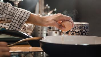 Si cascas el huevo en la sartén te la estás jugando y más claves para no intoxicarte con la comida